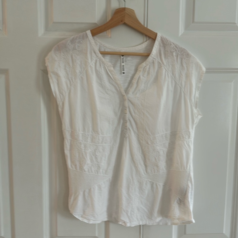 Khul white short sleeve shirt, size Medium